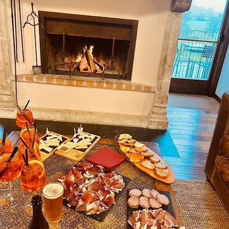 Casale Montebello Фермерский дом *